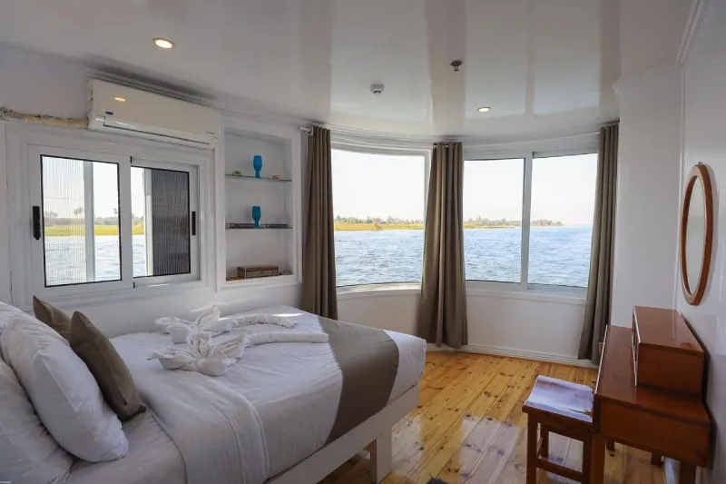 Dahabiya cabin bedroom