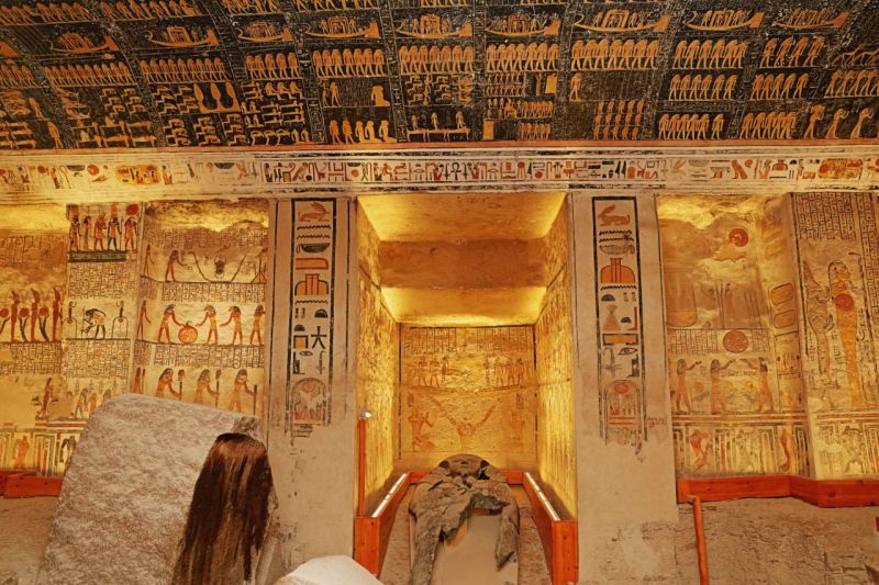 Discover the ancient tombs of the Valley of the Kings during your unforgettable Egypt & Jordan tours.