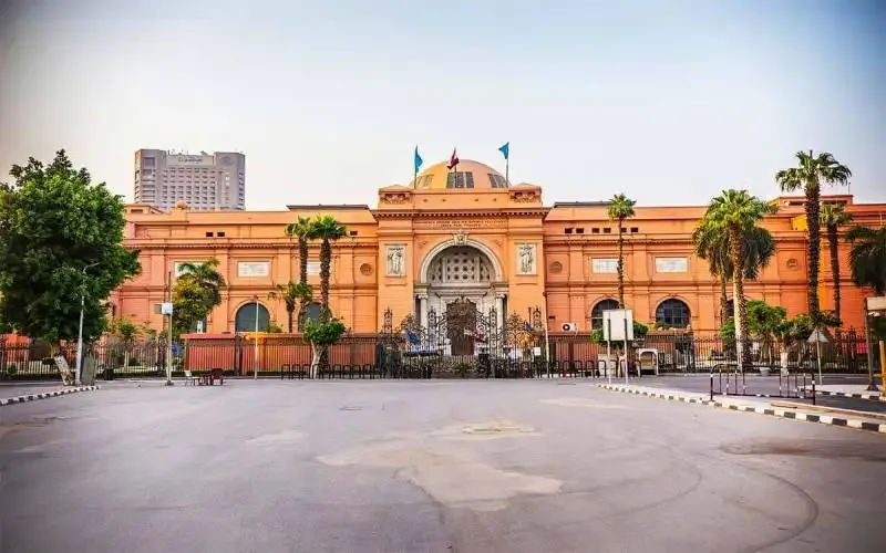 Cairo Tour from Marsa Alam exploring the Egyptian Museum and its collection of ancient Egyptian artifacts.